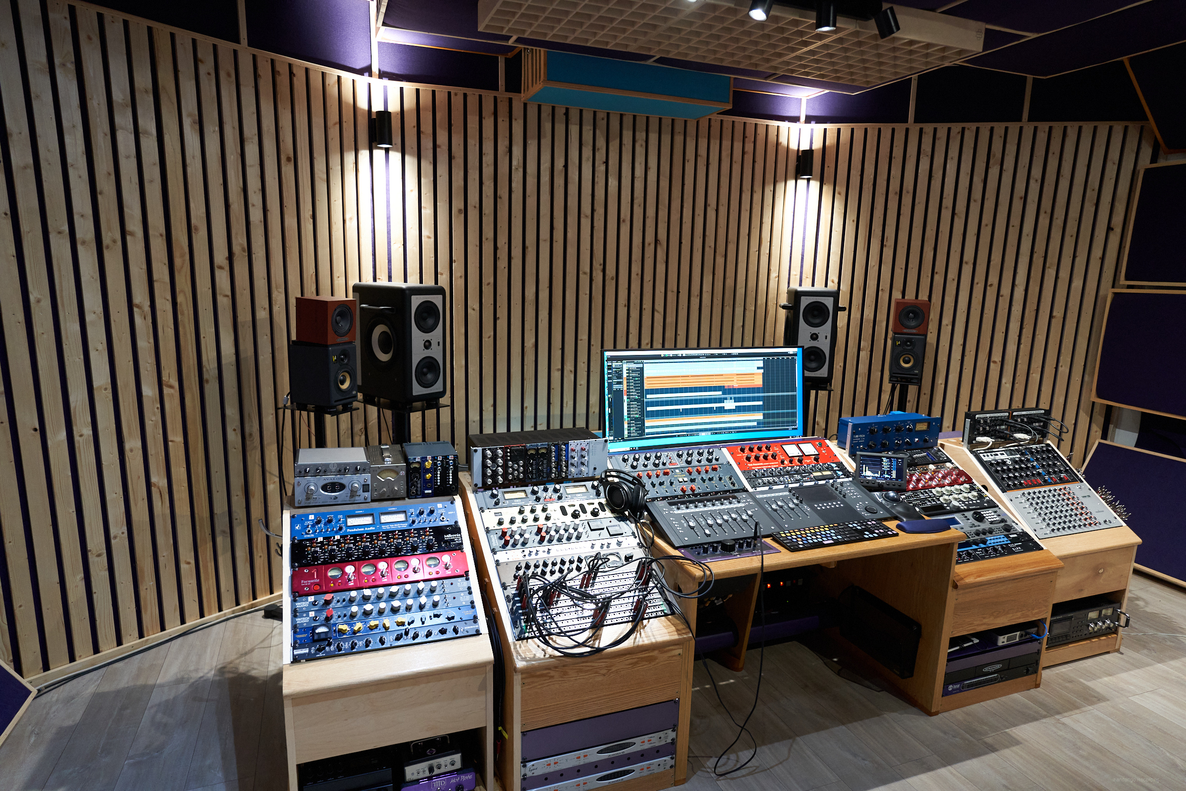 Echipament de top pentru mixaj si mastering.